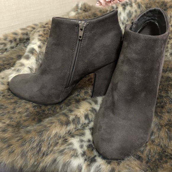 BAMBOO Shoes - Bamboo Mozza Gray Suede Ankle Booties Size 6.5